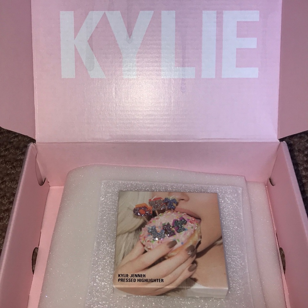 Kylie Cosmetics Birthday Edition Highlighter